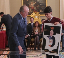 Audiencia a los niños ganadores de la XXXI edición del Concurso Escolar ¿Qué es un Rey para ti?. Don Juan Carlos con el alumno ganador de la Región de